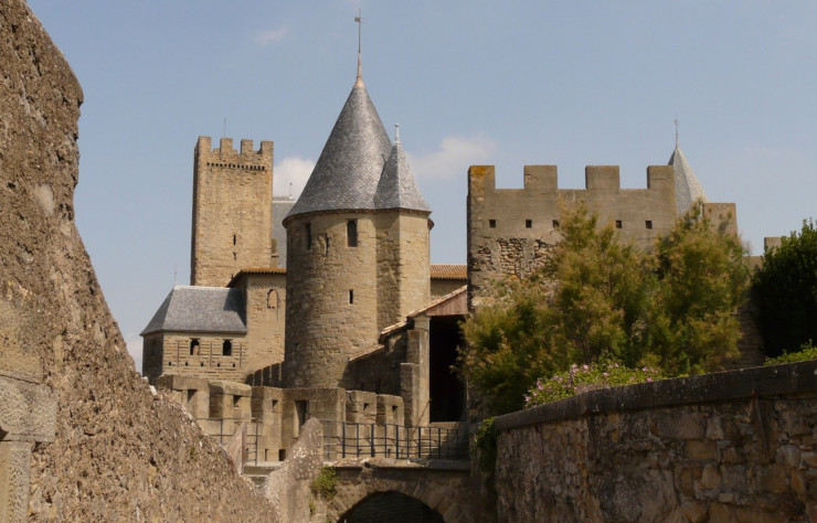 La cité médiévale de Carcassonne est construite sur des fortifications romaines du IVe siècle.