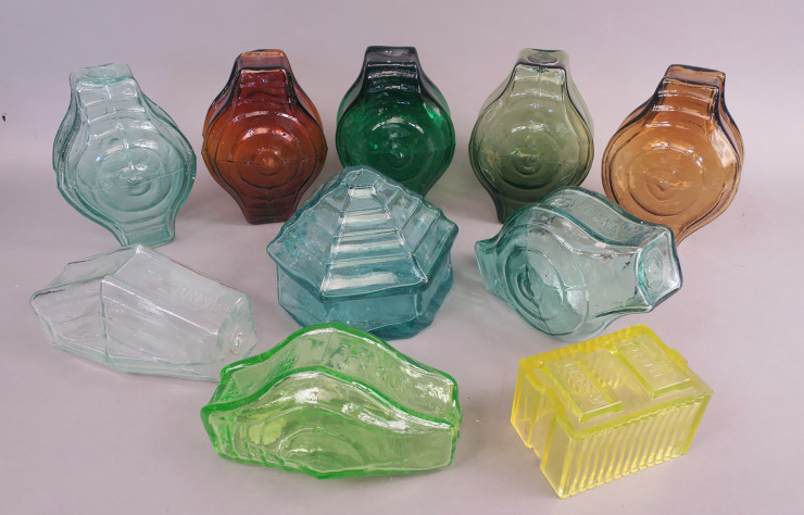 La vente aux enchères regroupera des briques de verre soufflé au formes et aux couleurs variées. Ici, certains modèles Falconnier.