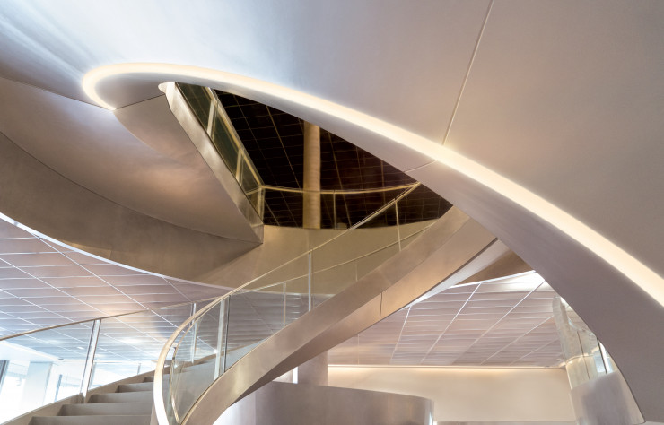 En plus d’être à double révolution, la forme de l’escalier s’inscrit dans un cône. Un véritable défi de conception.