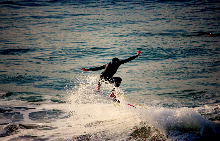 Séance de surf sur les vagues de Biarritz.