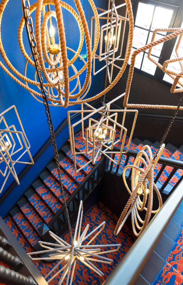Dans l’escalier, une installation en corde rappelle l’univers marin.
