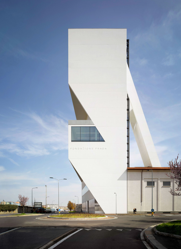 La tour blanche et ses neuf étages sont signés Rem Koolhaas, qui complète ainsi l’ensemble des bâtiments de diverses époques qui occupaient déjà le site de la Fondation.