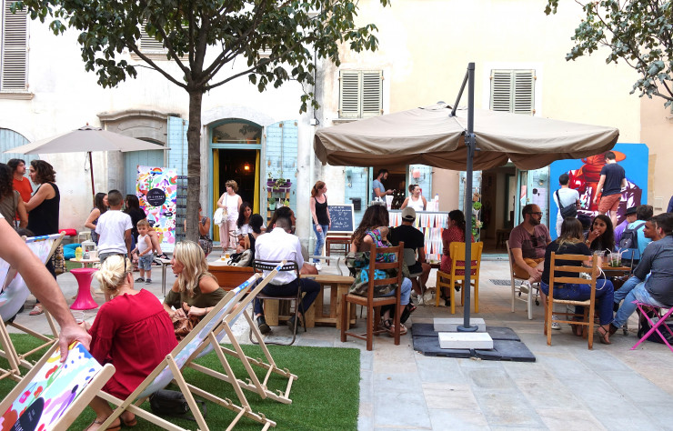 Le petit commerce de charme prend sa revanche sur les centre commerciaux et les Toulonnais se réapproprient leur ville, particulièrement l’été sous l’impulsion du festival et de ses expositions dispersées dans le centre-ville.