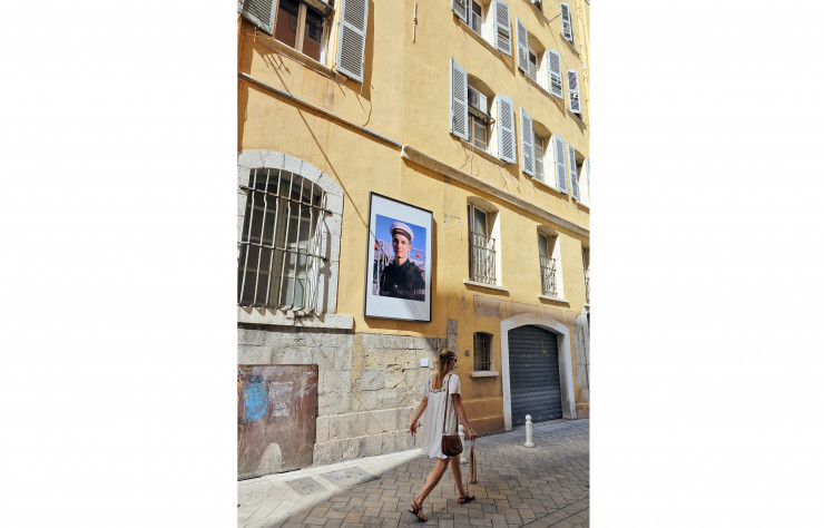La Rue des Arts affiche en grand format les images du photographe Daragh Soden qui a su saisir l’essence de la ville et des habitants. Ce travail, commande des éditions Be-pôles pour sa collection Portraits de villes, a aussi pris la forme d’un délicat ouvrage.
