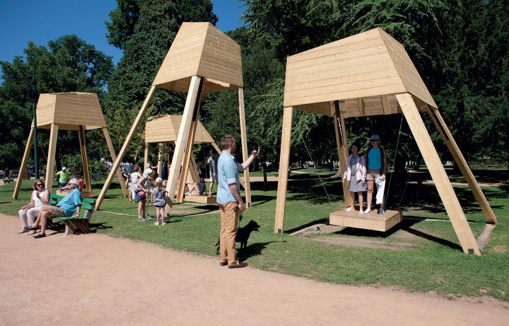 Les balançoires géantes de « Bal-ysage », un projet des architectes Pierre Laurent & Nicolas Grun, fondateurs de l’agence Les Nouveaux Voisins.