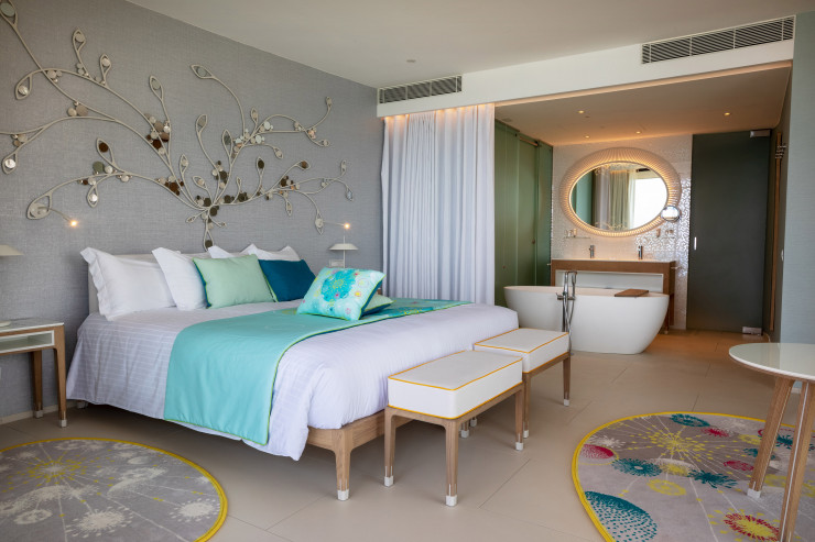 Les chambres offrent un confort spacieux, sans surcharge décorative.