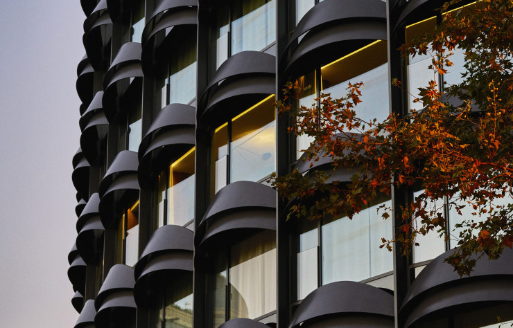 Les courbes sont à l’honneur sur la façade de Marc-Joseph Saugey, un vocabulaire architectural à mille lieues de celui de Marcio Kogan.