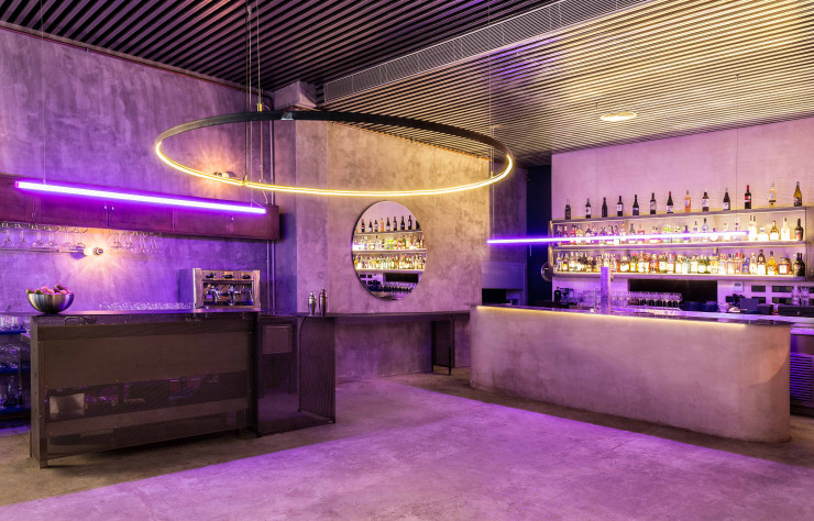 Le bar du restaurant et ses néons violets.