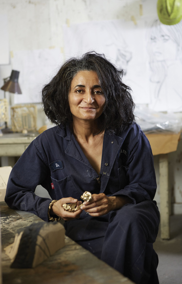 À travers son travail, l’artiste libanaise Ghada Amer, féministe engagée, soulève des problématiques sociétales importantes.