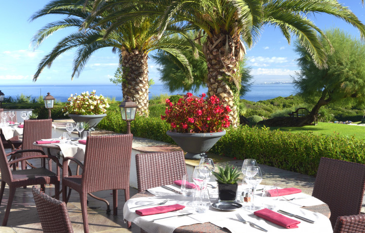 L’Océan, les palmiers, les fleurs et le mobilier font de la terrasse de l’Ilura l’endroit rêvé pour apprécier la cuisine du restaurant.