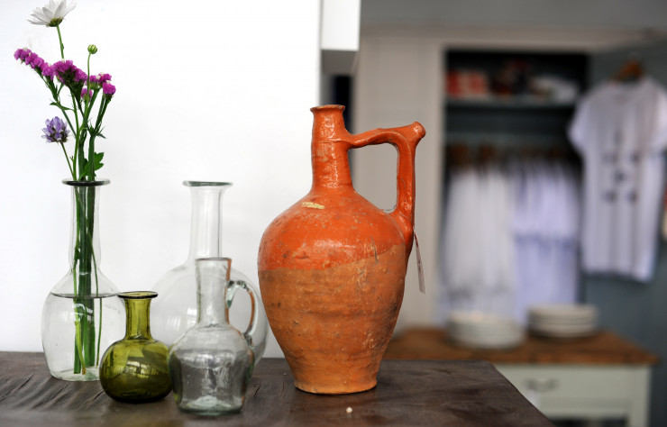 Les vases et les jarres se côtoient comme un alphabet de formes chargées d’histoire.