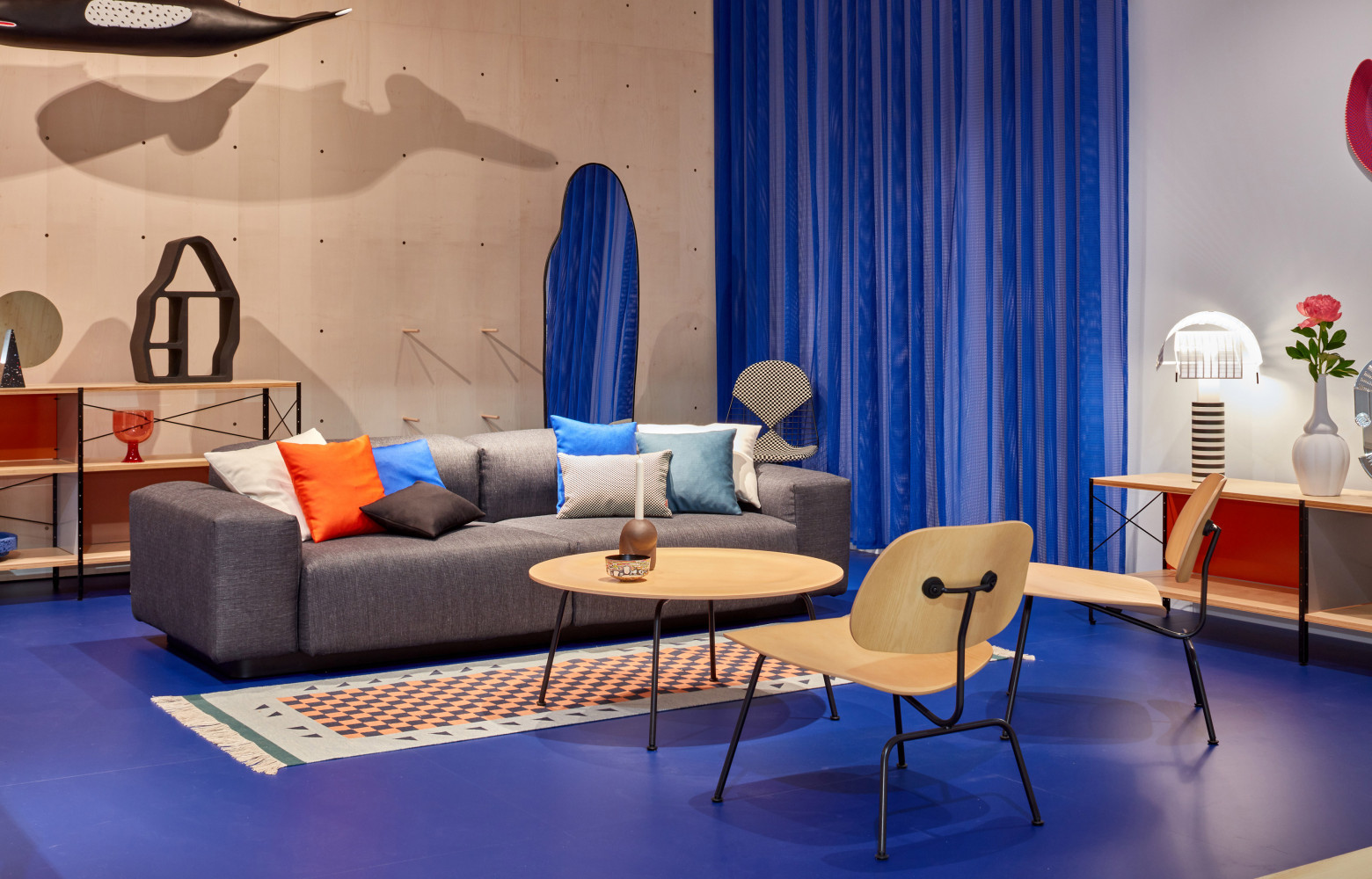 Soft Modular Sofa, 2 places, revêtement anthracite Aura, design Jasper Morrisson, 4 540 €. Vitra.