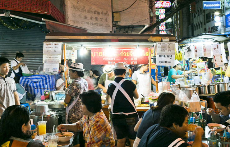 Au marché nocturne de Yaowarat, réputé pour sa street-food.