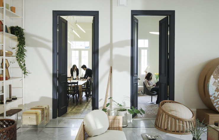 Dans son appartement de 320 m2, la designer libanaise a consacré chaque pièce à un usage ou une ambiance spécifique. Ici, le bureau de Nada Debs, organisé selon les principes du feng shui.
