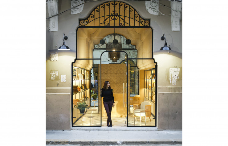 Nada Debs devant l’entrée de sa boutique-showroom, ouverte en mars dernier à Gemmayzé, le quartier en vogue de Beyrouth.