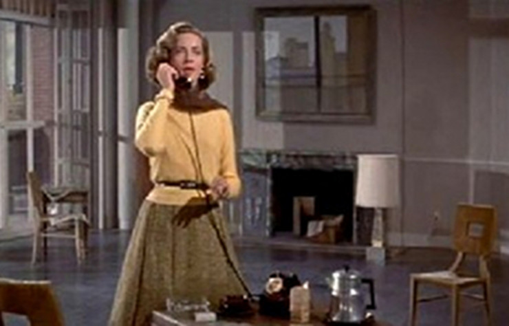 Dans Marry a Millionnaire (1953), la chaise éponyme fait une apparition remarquée au côté de Lauren Bacall….