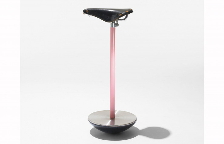 Sella (1957) est un hommage aux coureurs cyclistes du Giro mais aussi un siège conçu pour téléphoner (Zanotta).