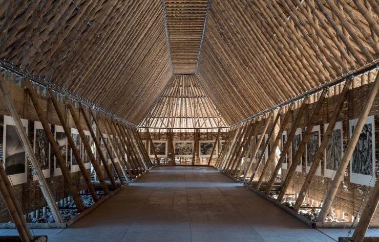 Le pavillon en bambou créé à Arles exposait des photos de Mathieu Ricard.