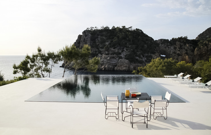 Les lignes épurées se déclinent du mobilier à la piscine sur cette terrasse conçue pour une villa de San José, à Ibiza.