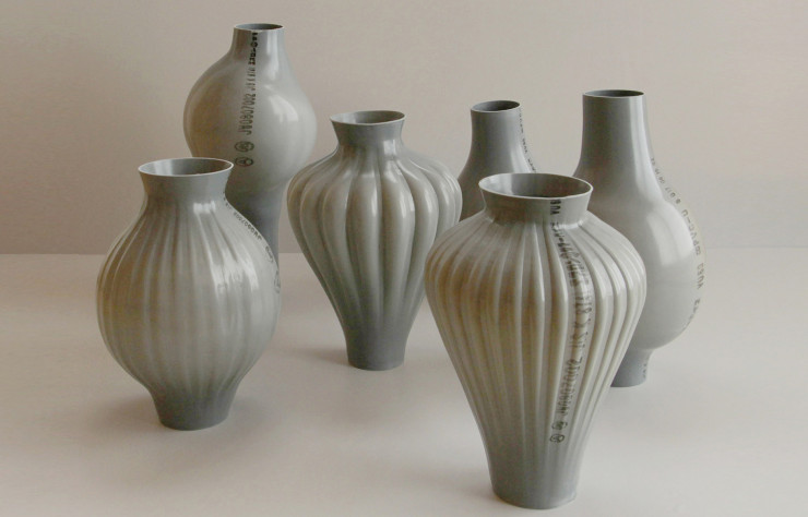 Les vases de Kodai Iwamoto sont faits de tuyaux en plastique.