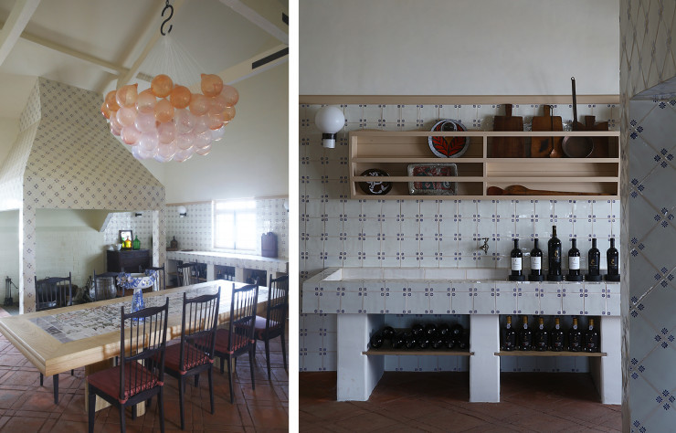 Dans la cuisine-salle à manger, le plateau en faïence de la table reproduit le paysage de la vallée du Douro (réalisé sur mesure par Laura Carlin). Suspension « Ballons » de Matteo Gonet (Triode) et chaises vintage en bois.