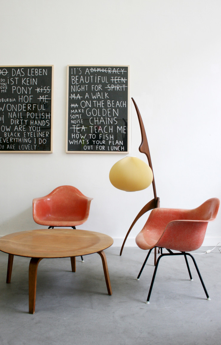 Vue de la galerie Kissthedesign avec paire de fauteuils LAR et table basse CTW de Charles & Ray Eames et lampe Rispal.