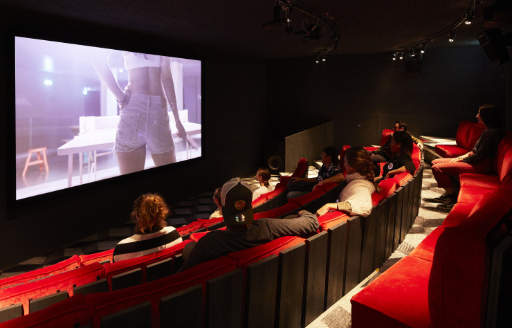 Avec ses 46 places, la salle de projection propose une large sélection de films.