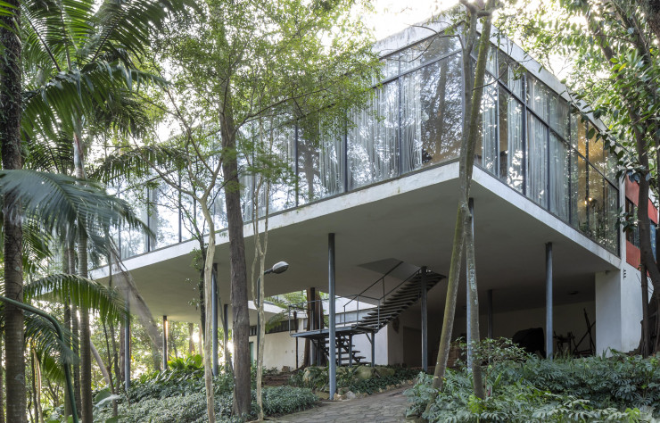 La Casa de Vidro (1951), de Lina Bo Bardi et Pietro Maria Bardi, fut la première construction moderne à voir le jour dans le quartier de Morumbi, une zone résidentielle créée dans une portion de la Mata Atlântica (la « forêt atlantique »), en partie dévastée.