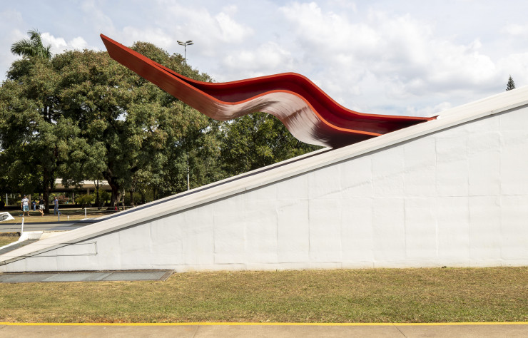 L’auditorium Ibirapuera est un lieu consacré aux spectacles musicaux. Achevé tardivement (2005), il fait partie de l’ensemble de bâtiments imaginés par Oscar Niemeyer dans les années 50 pour l’aménagement du parc du même nom.