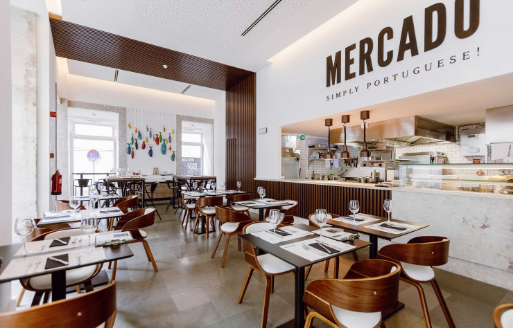 Au rez-de-chaussée, le restaurant Mercado revisite les classiques de la cuisine portugaise.