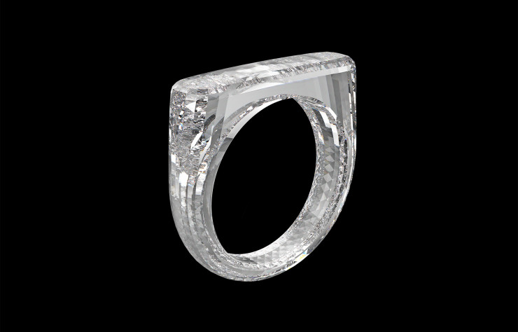 La bague est conçue en collaboration avec Diamond Foundery, le premier producteur de diamant au bilan carbone neutre.
