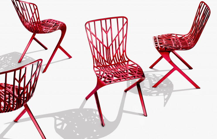 Editée chez Knoll en 2013, la chaise Skeleton de David Adjaye se pare exceptionnellement de rouge pour la vente.
