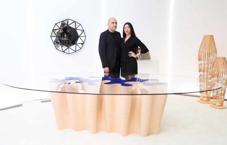 Le duo d’Atelier Biagetti avec sa table Anemona, inspirée de la Scala de Milan.