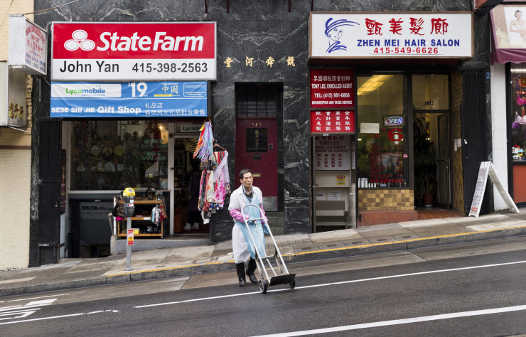 San Francisco est une ville de pentes, et son Chinatown (ici, dans Clay Street) n’échappe pas à la règle.