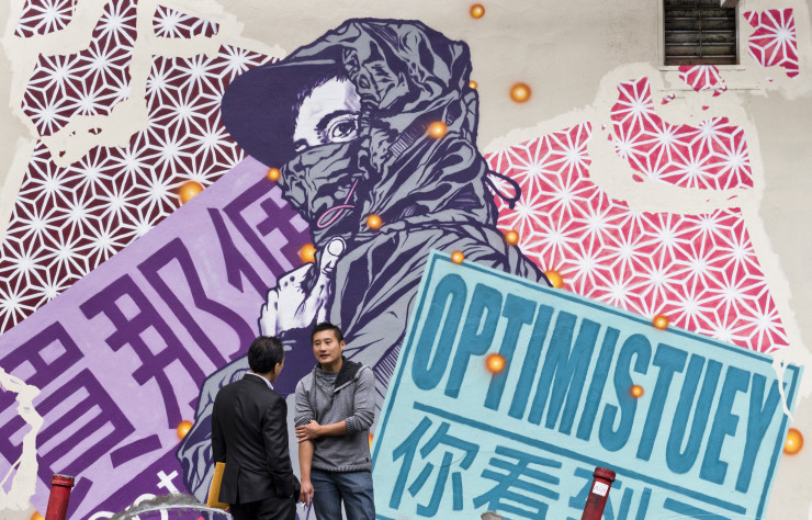 Street-artiste sino-américain de San Francisco, Optimistuey a recouvert un mur de Clay Street d’une de ses oeuvres puissantes. On croisera également ses créations dans le quartier franciscanais de Mission, berceau du street-art local, mais aussi à Oakland, de l’autre côté de la baie, et même à Taïwan.