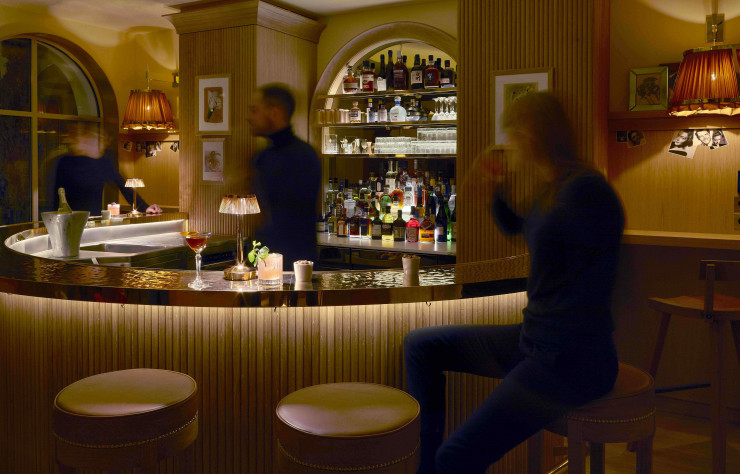 Au bar, on déguste des cocktails exclusifs du mixologue Nico de Soto.