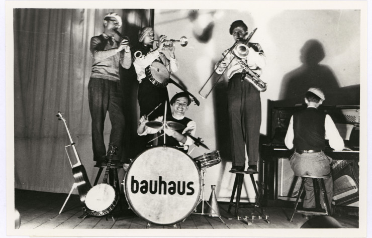 Les membres du Bauhaus n’hésitaient pas à se frotter à d’autres arts comme la musique…