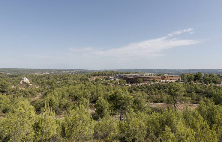 The Camp est implanté en lisière d’Aix-en-Provence, sur le plateau de l’Arbois.