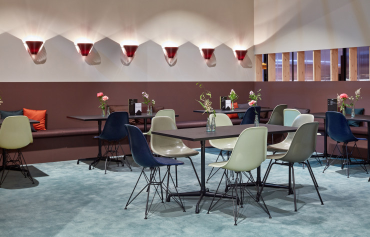 La présentation des « Eames Fiberglass Chairs » au Salon du meuble de Milan cette année.