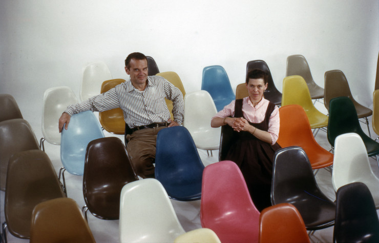 Charles et Ray Eames prennent la pose dans leurs créations.