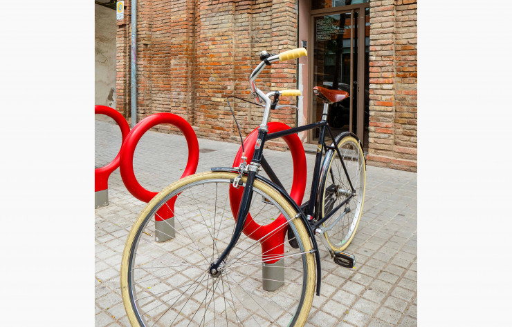 Devant l’agence, les employés peuvent accrocher leur vélo au Key Bike Rack, dessiné par Lagranja (Santa & Cole).