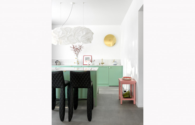 Dans la cuisine, les chaises capitonnées Monsters (Moooi) contrastent avec la douceur de la palette et le Metal Wall Relief Heart d’Alexander Girard (Vitra). Suspension Lighting Cloud (Belux).