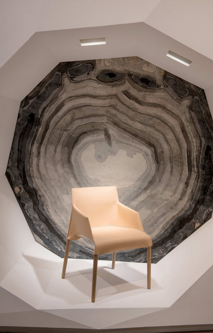 La chaise Seattle superposée au tapis récemment réalisé par Jean-Marie Massaud pour cc-tapis.
