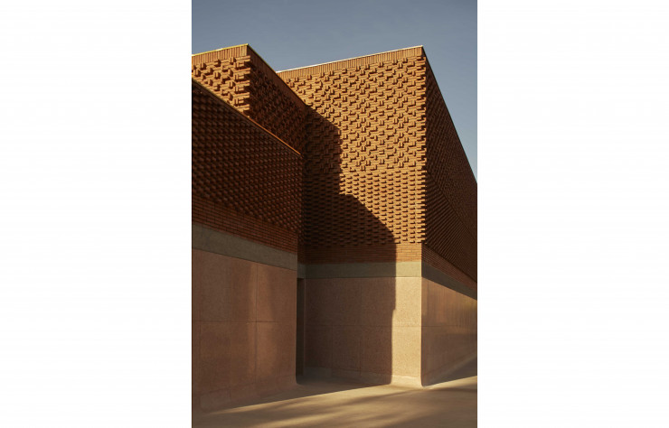 Le musée Yves Saint Laurent, à Marrakech, réalisé en 2017. Le bâtiment se présente comme un assemblage de cubes, habillés d’une dentelle de briques, motif qui rappelle la trame d’un tissu.