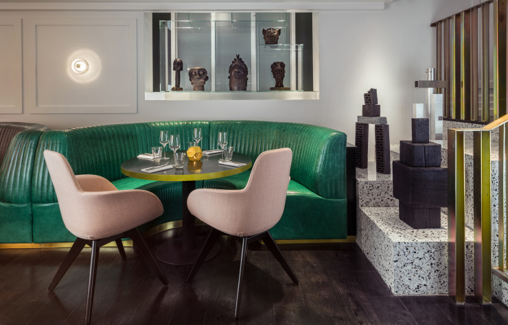 Le restaurant Bronte, en cours de changement de nom, affiche une décoration à base de canapés, en cuir vert façon marbre, associés à des fauteuils « Scoop High », recouverts de laine rose, le tout signé Tom Dixon.