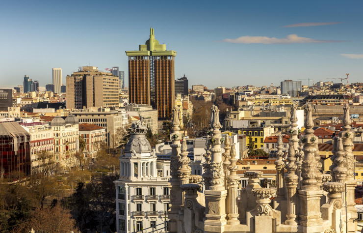 Vue sur les toits de Madrid et sur les étranges tours Colomb, dont la forme rappelle celle d’une prise électrique