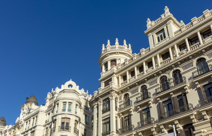 Principale artère de la capitale, la Gran Vía déroule son architecture monumentale et éclectique du Círculo de Bellas Artes à la plaza de España.