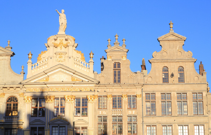 Mille fois restaurée, la Grand Place, classée à l’Unesco, est un parfait quadrilatère serti de bâtisses du XVIIe aux toitures caractéristiques qui s’architecturent en pignons à gradins.