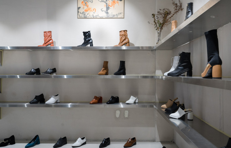 La designer Rei Yoon Hongmi est l’une des instigatrices de la résurgence de l’artisanat de la chaussure dans le quartier. À l’intérieur du showroom Reike Nen, les bottines au cuir immaculé sont soigneusement alignées à côté de mules en alpaga sur des étagères futuristes en aluminium.