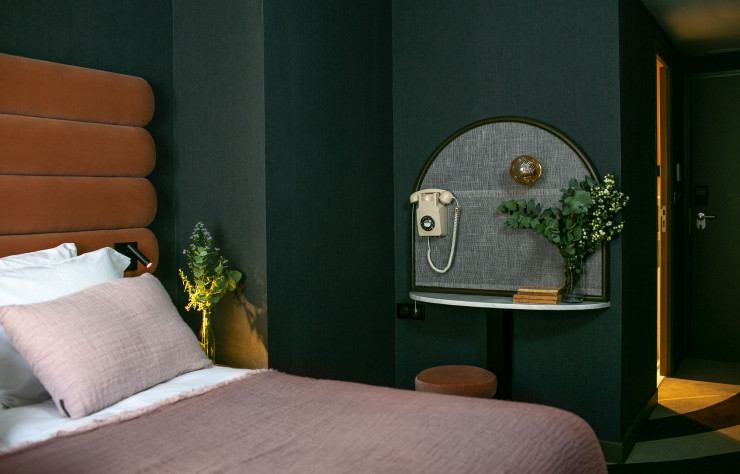 Mur vert-de-gris et tête de lit terracotta : une belle expression d’association comme les apprécie le duo dans cette chambre de l’hôtel La Planque.